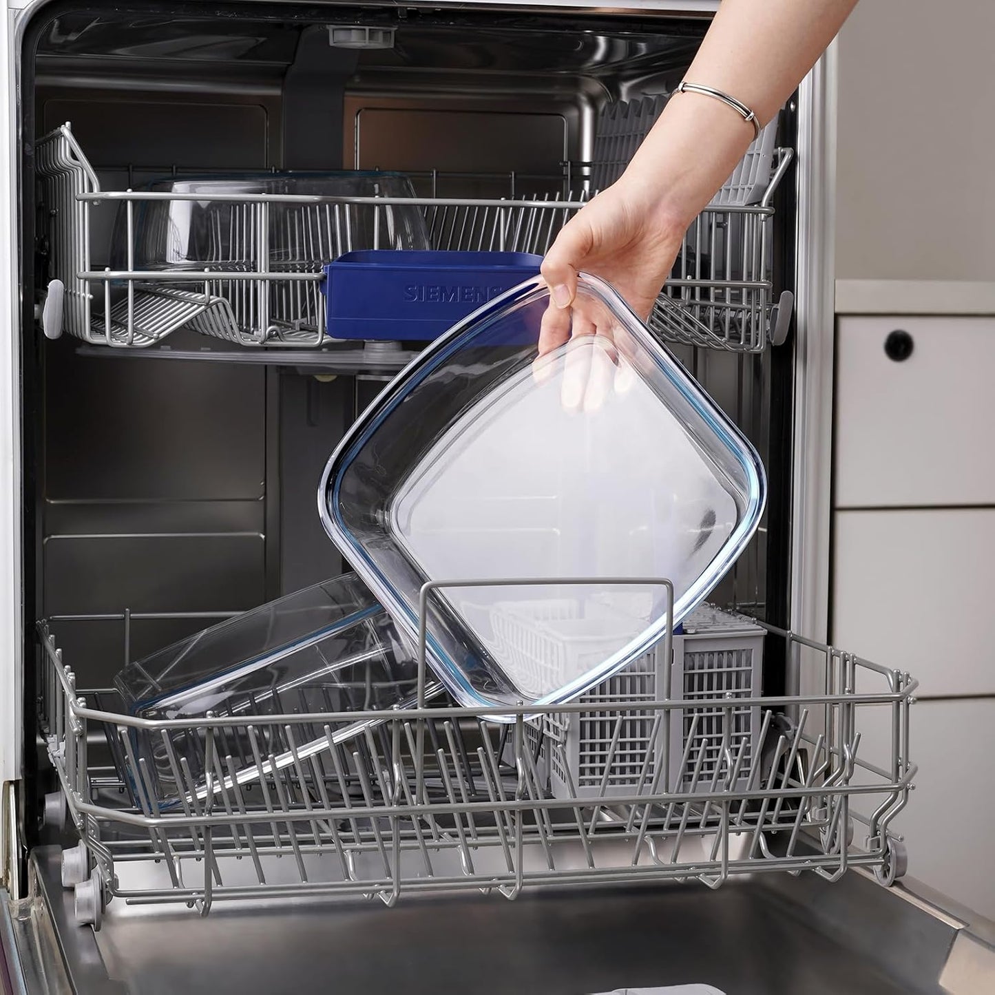 NUTRIUPS Glass Baking Dish with BPA Free Lids, Square Baking Pan, Glass Casserole Dish for Oven Dishwasher Safe, Baking Pan for Lasagna, Risotto (Blue, 2.6L)