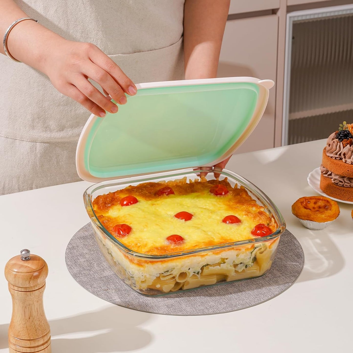 NUTRIUPS Glass Baking Dish with BPA Free Lids, Square Baking Pan, Glass Casserole Dish for Oven Dishwasher Safe, Baking Pan for Lasagna, Risotto (Green White Contrast, 2.6L)